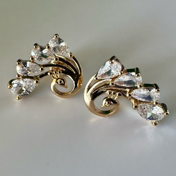 18K Gold CZ Cluster Stud Earrings | Peacock-Inspired Elegant Hypoallergenic NWT - Picture 1 of 16